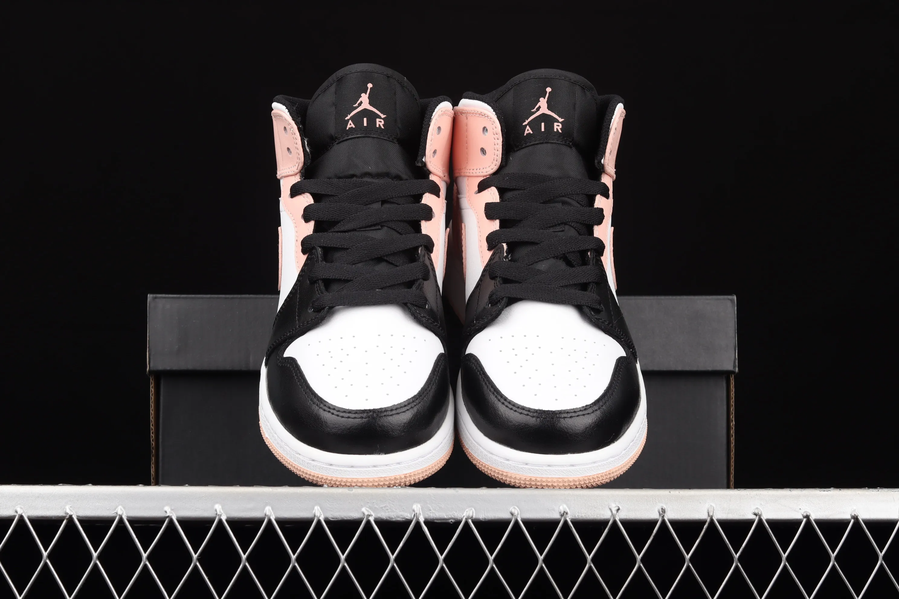 All categories Air Jordan Jordan series basketball shoes Air Jordan 1 Mid G version pure original Air Jordan 1 Mid AJ1 Joe 1 black and white powder Zhongbang basketball shoes 554725-133